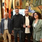 Foto de l'entrega del guardó, d'esquerra a dreta, Josep Queró, Marc Garriga, Marc Obiols i Laura Alcalde
