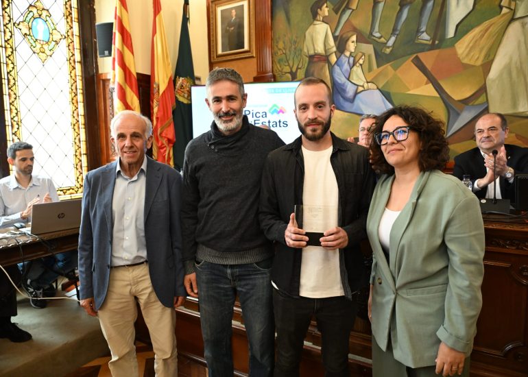 Foto de l'entrega del guardó, d'esquerra a dreta, Josep Queró, Marc Garriga, Marc Obiols i Laura Alcalde